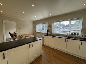 KITCHEN BREAKFAST ROOM- click for photo gallery